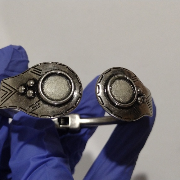 Elegant Silver tone Design Chunky Cuff Bracelet - Women's Fashion Jewelry - Picture 7 of 7